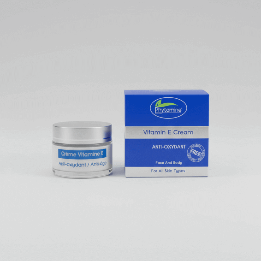 امنحي بشرتك تغذية متكاملة وحماية يومية مع كريم فيتامين إي من Phytamine® تركيبة غنية ومتوازنة تجمع بين الترطيب العميق وخصائص مضادات الأكسدة، لتناسب روتين العناية اليومي للوجه والجسم. 🛡️ مضاد أكسدة فعّال يساعد فيتامين E على حماية البشرة من تأثيرات العوامل البيئية مثل التلوث وأشعة الشمس، مما يساهم في تقليل مظهر علامات التقدم المبكر في السن. 💧 ترطيب وتغذية مكثفة يمنح البشرة ترطيبًا عميقًا وطويل الأمد، ويساعد على استعادة النعومة والمرونة، خاصة للبشرة الجافة والمتعبة. 🌿 استخدام متعدد للوجه والجسم مناسب للاستخدام اليومي على الوجه، وكذلك على المناطق الجافة من الجسم مثل اليدين، المرفقين، الركبتين والكعبين. 🤍 لطيف على جميع أنواع البشرة تركيبة لطيفة لا تسبب انسداد المسام، مناسبة لجميع أنواع البشرة بما فيها الحساسة، وتساعد على تهدئة البشرة وحمايتها. ✔️ نتائج ملموسة مع الاستخدام المنتظم بشرة تبدو أكثر نعومة، مرونة ونضارة مع حاجز وقائي يدوم طوال اليوم. 🟤 طريقة الاستعمال يُستخدم صباحًا ومساءً على بشرة نظيفة وجافة. يُدلّك بلطف حتى الامتصاص الكامل، ويمكن إعادة الاستخدام حسب الحاجة خاصة للمناطق الجافة.